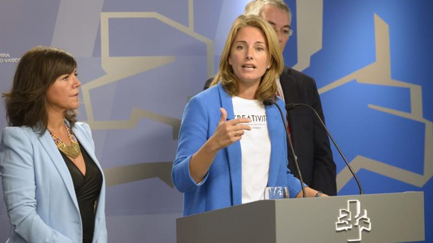 Arantza Quiroga, junto a la secretaria general del PP vasco, Nera Llanos