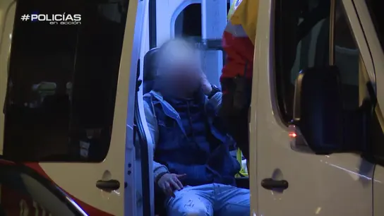 La Policía se atiende a un joven que sangre en la cara La Policía se atiende a un joven que sangre en la cara