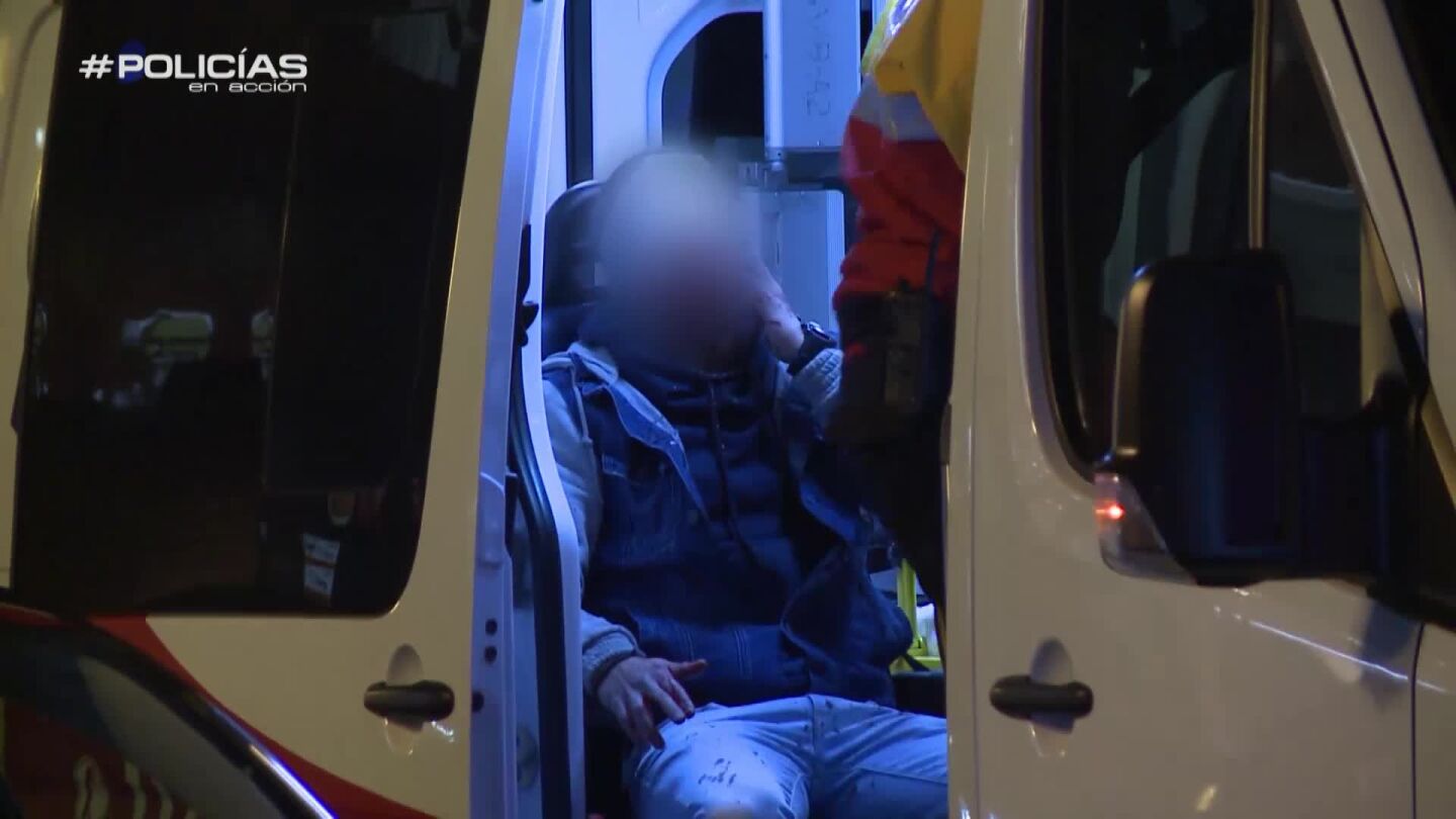 La Polic&iacute;a se atiende a un joven que sangre en la cara