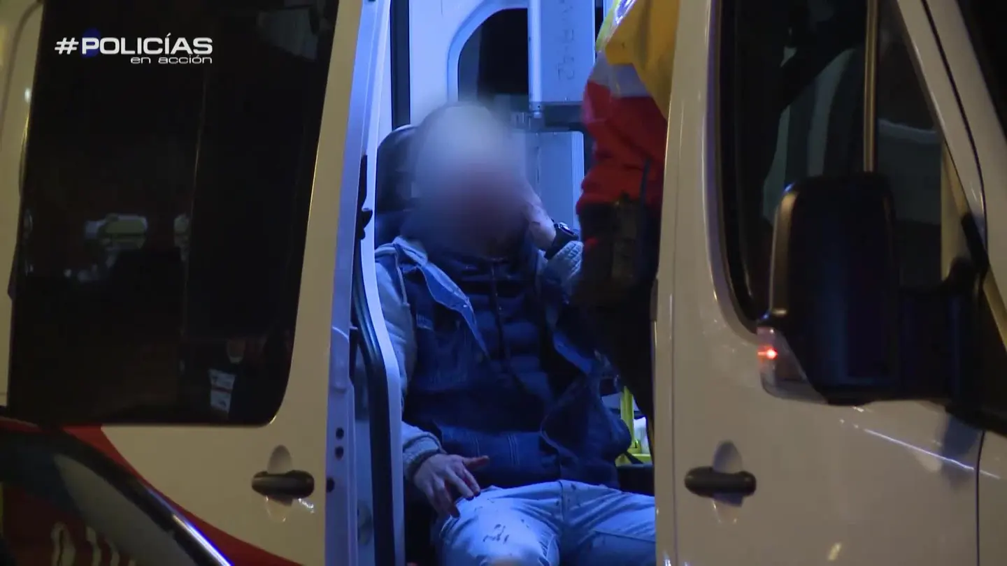 La Policía se atiende a un joven que sangre en la cara La Policía se atiende a un joven que sangre en la cara