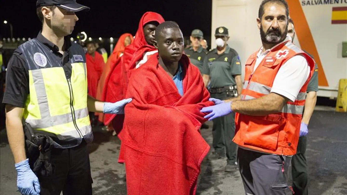 Varios inmigrantes rescatados por Salvamento Marítimo, a su llegada a puerto. Varios inmigrantes rescatados por Salvamento Marítimo, a su llegada a puerto.