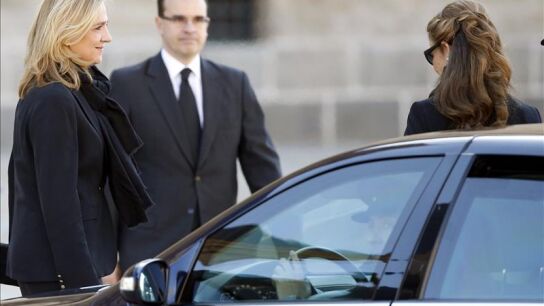 La misa por don Carlos re&uacute;ne a los Reyes y las infantas Elena y Cristina
