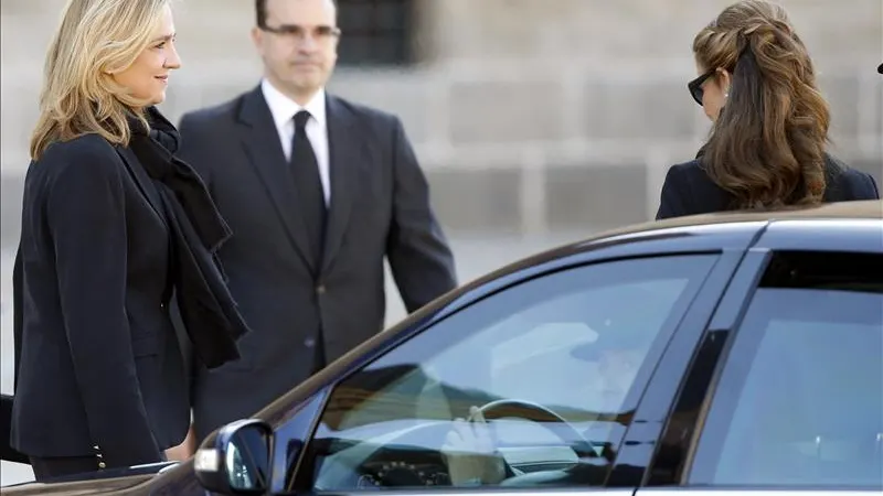 La misa por don Carlos reúne a los Reyes y las infantas Elena y Cristina La misa por don Carlos reúne a los Reyes y las infantas Elena y Cristina