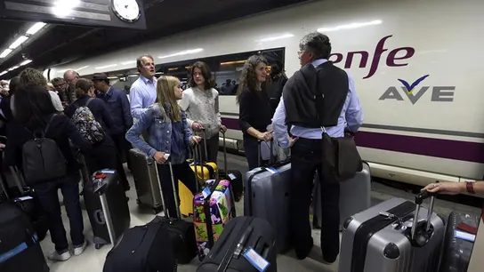 Pasajeros esperando subir a un tren AVE Pasajeros esperando subir a un tren AVE