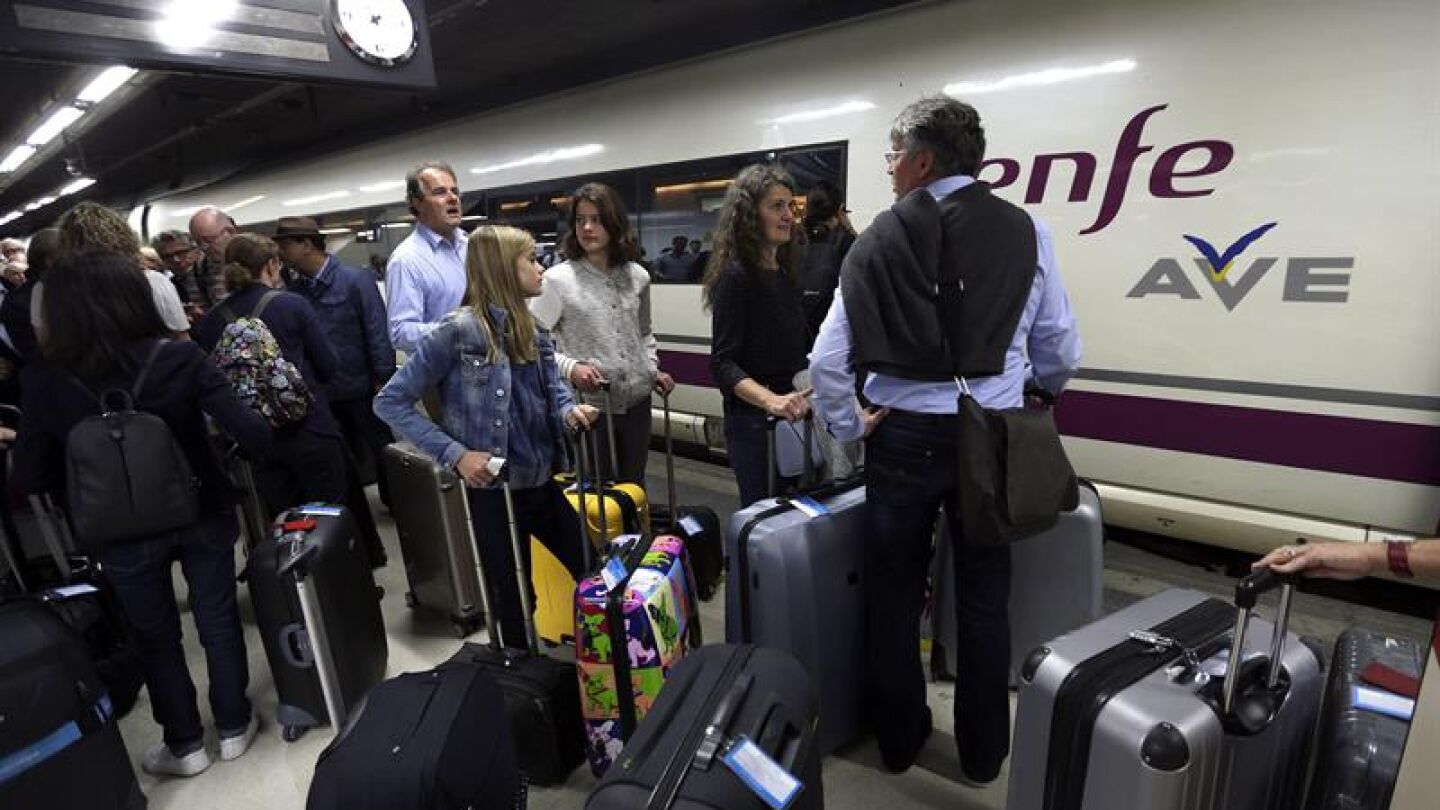 Pasajeros esperando subir a un tren AVE