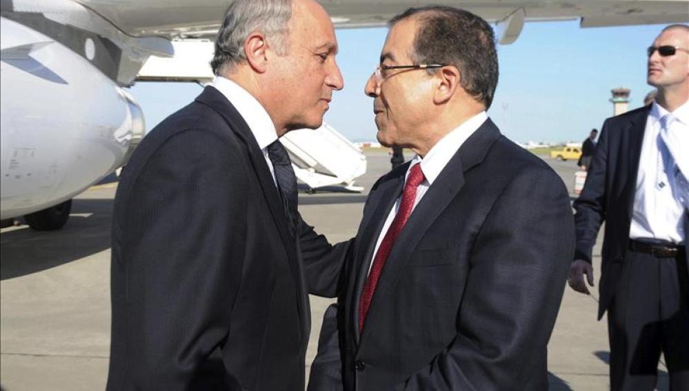 El ministro de Asuntos Exteriores, Mongi Hamdi, saluda a su homólogo francés, Laurent Fabius en Túnez