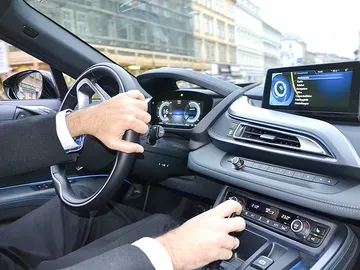 Hay coches de gama alta que ya incorporan cámaras o sensores que ayudan a frenar automáticamente Hay coches de gama alta que ya incorporan cámaras o sensores que ayudan a frenar automáticamente