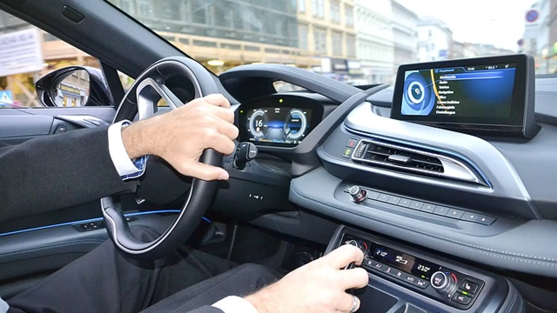 Hay coches de gama alta que ya incorporan cámaras o sensores que ayudan a frenar automáticamente 