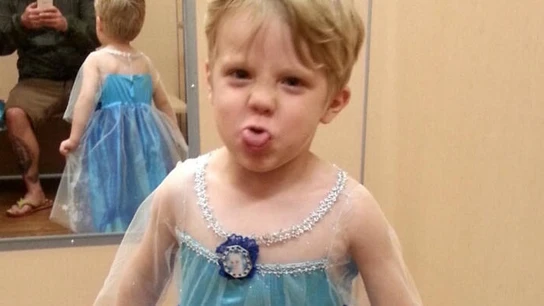 Caiden Henson disfrazado de Elsa Caiden Henson disfrazado de Elsa