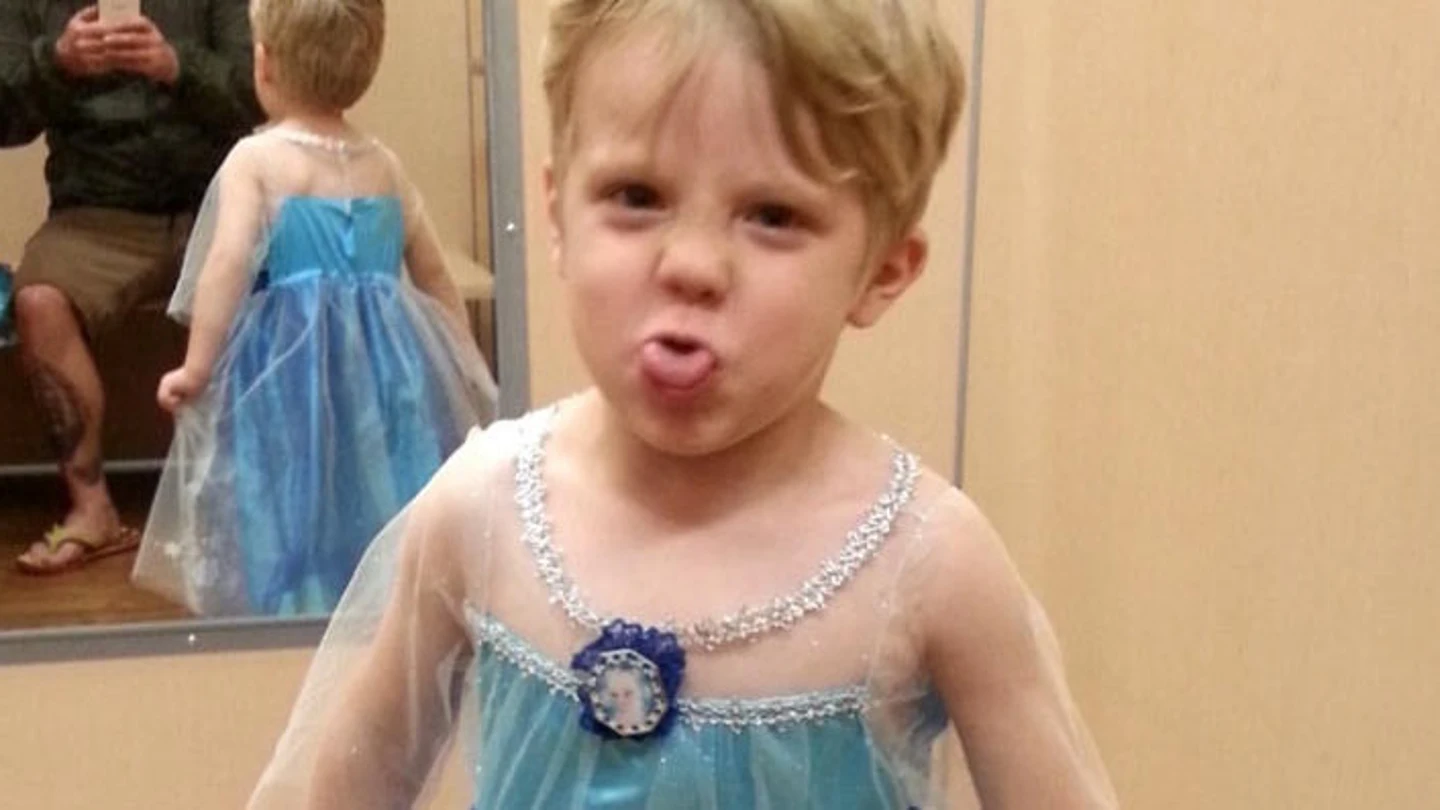 Caiden Henson disfrazado de Elsa Caiden Henson disfrazado de Elsa