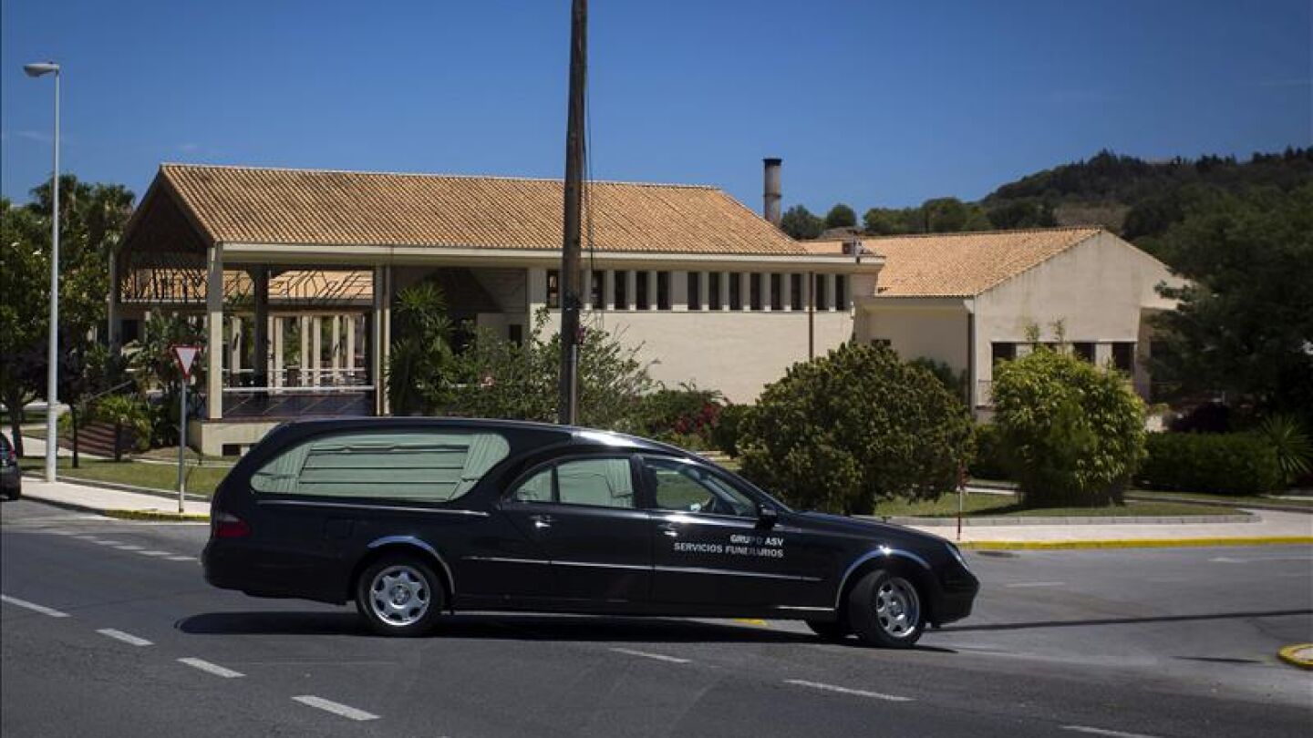 Coche f&uacute;nebre con el cuerpo de Domingo Exp&oacute;sito Moreno