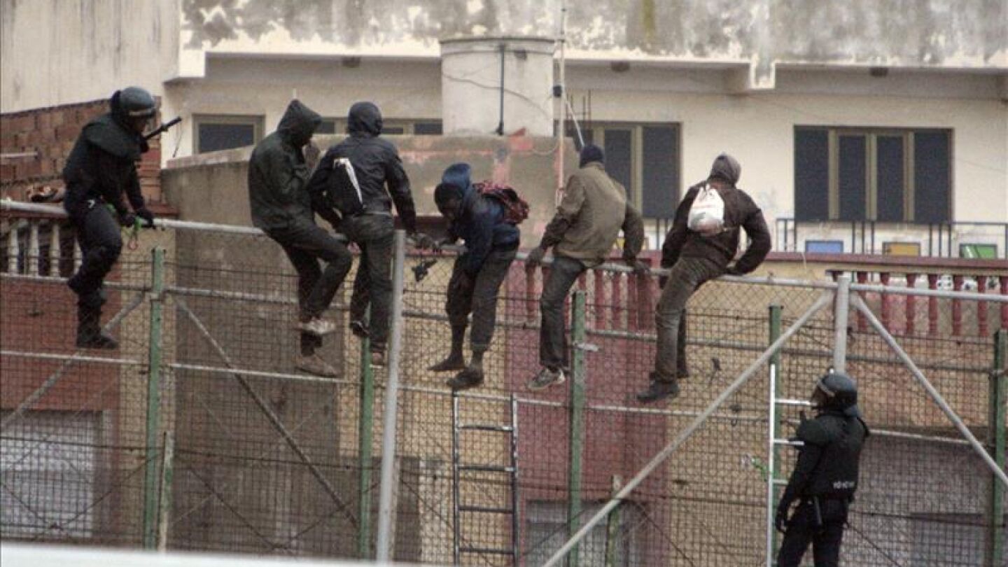 Una treintena de inmigrantes saltan la valla fronteriza de Melilla
