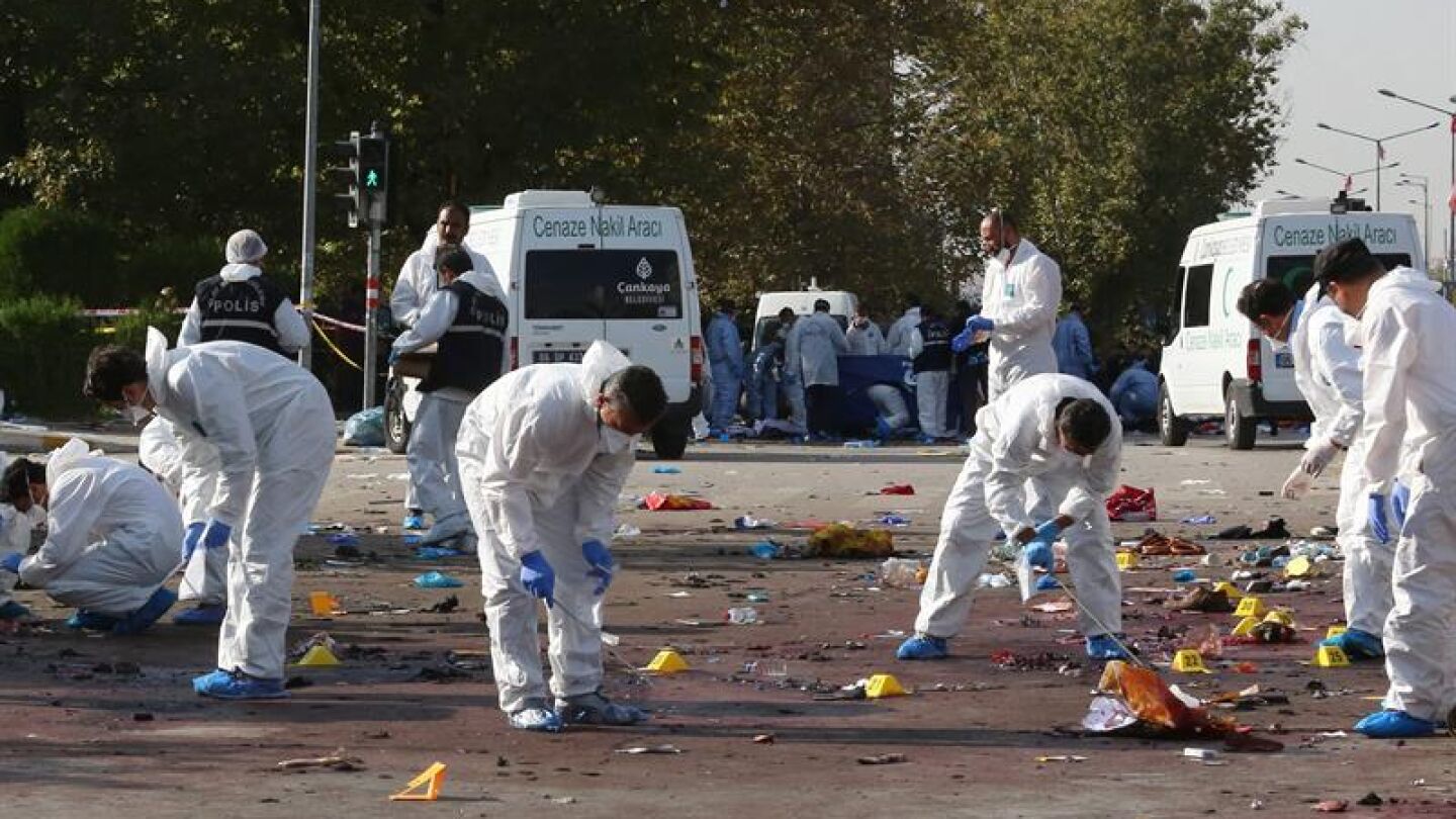 Un equipo de forenses trabaja en la zona de la explosi&oacute;n en Ankara 