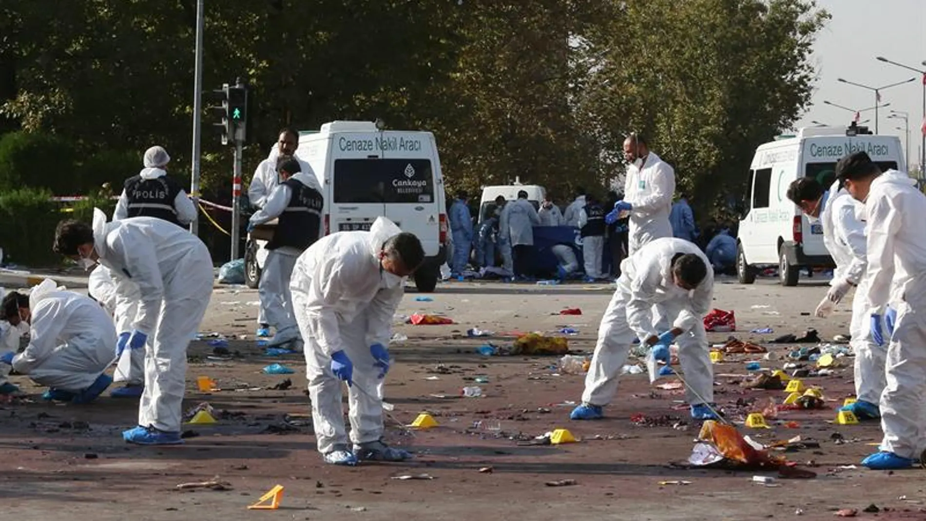 Un equipo de forenses trabaja en la zona de la explosión en Ankara 