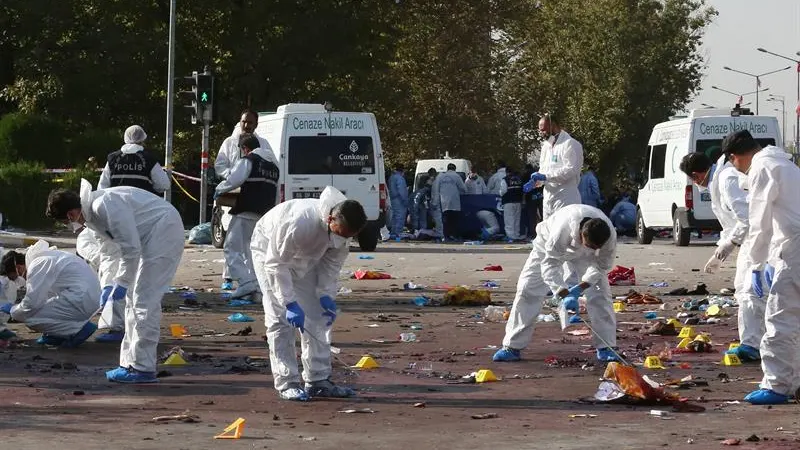 Un equipo de forenses trabaja en la zona de la explosión en Ankara 