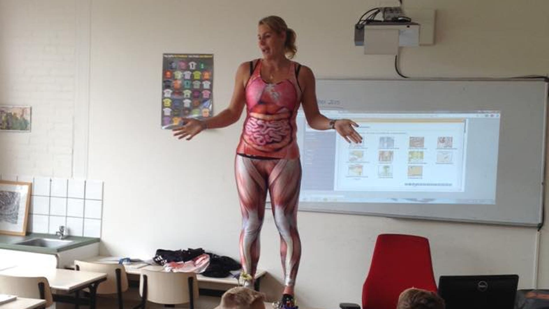 La profesora llevaba un traje que mostraba la anatomía interna del cuerpo humano