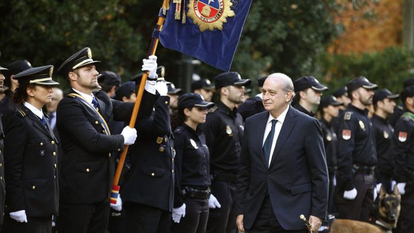 El ministro del Interior, Jorge Fern&aacute;ndez D&iacute;az, pasa revista durante el homenaje que la Polic&iacute;a Nacional ha rendido a la Fiesta Nacional 