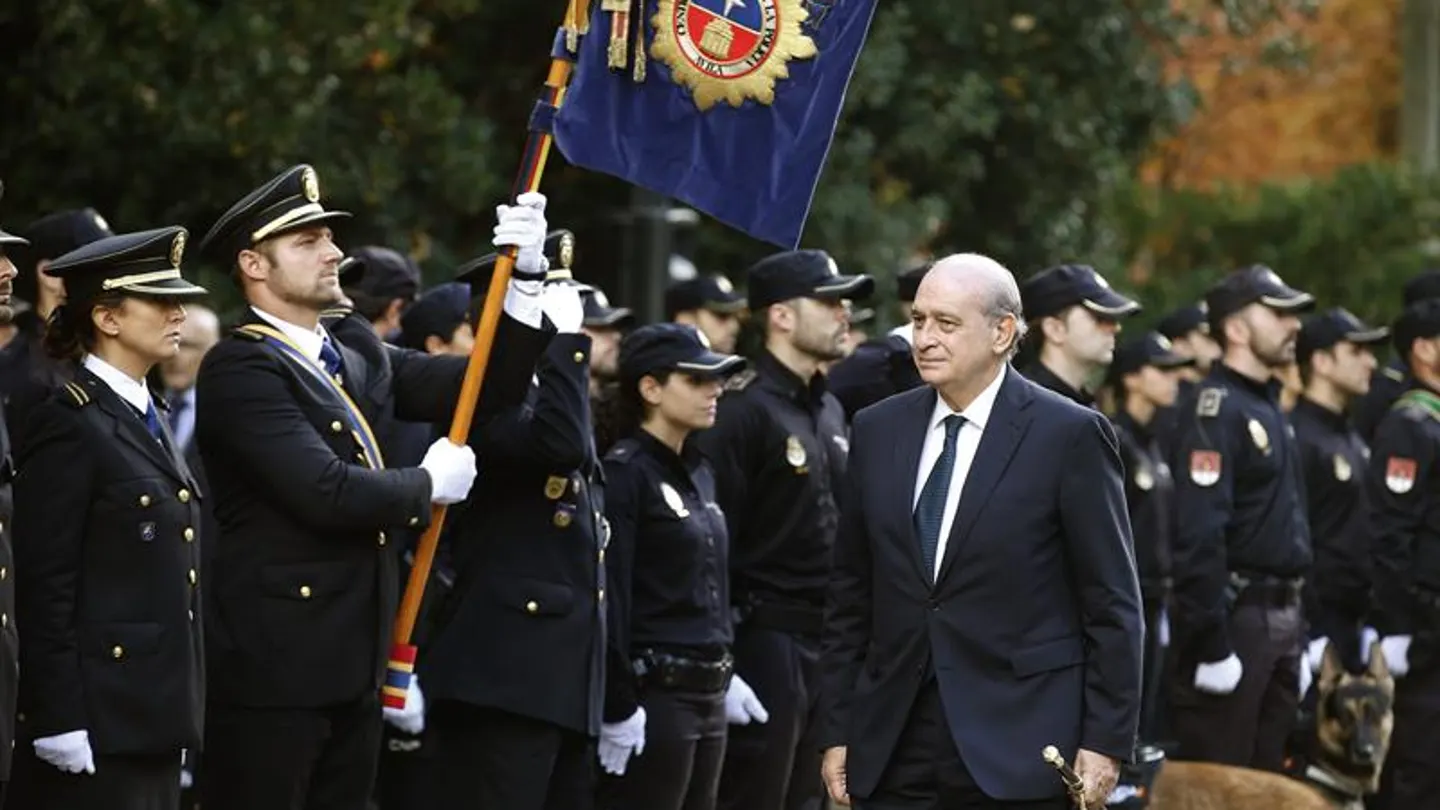 El ministro del Interior, Jorge Fernández Díaz, pasa revista durante el homenaje que la Policía Nacional ha rendido a la Fiesta Nacional El ministro del Interior, Jorge Fernández Díaz, pasa revista durante el homenaje que la Policía Nacional ha rendido a la Fiesta Nacional
