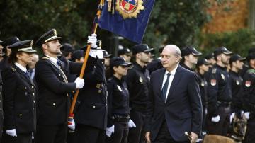 El ministro del Interior, Jorge Fernández Díaz, pasa revista durante el homenaje que la Policía Nacional ha rendido a la Fiesta Nacional 