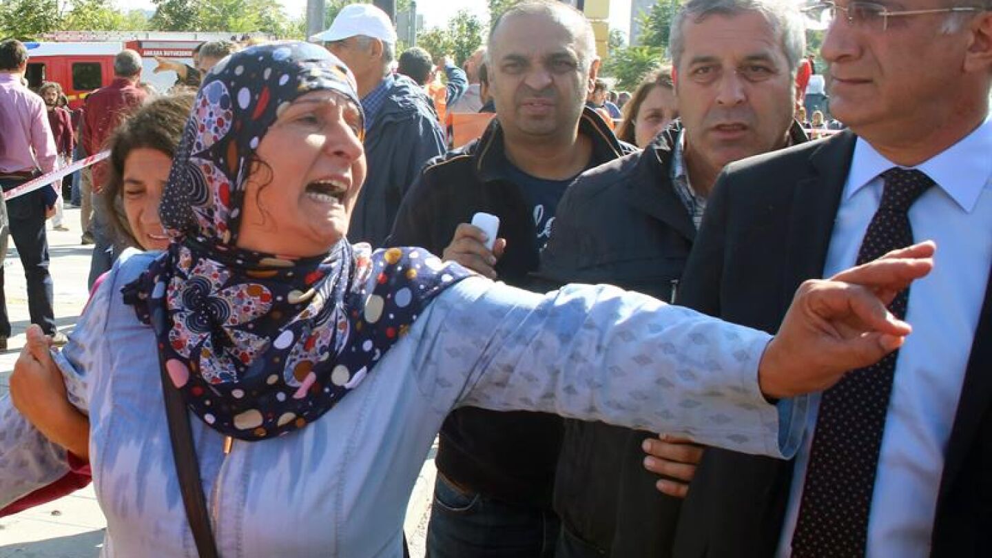 La poblaci&oacute;n reacciona tras el atentado en Ankara