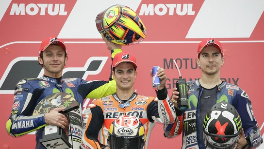 Dani Pedrosa, escoltado por los dos pilotos Yamaha en el podio Dani Pedrosa, escoltado por los dos pilotos Yamaha en el podio