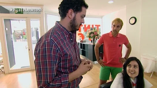 Jorge, uno de los franquiciados, habla con una clienta Jorge, uno de los franquiciados, habla con una clienta