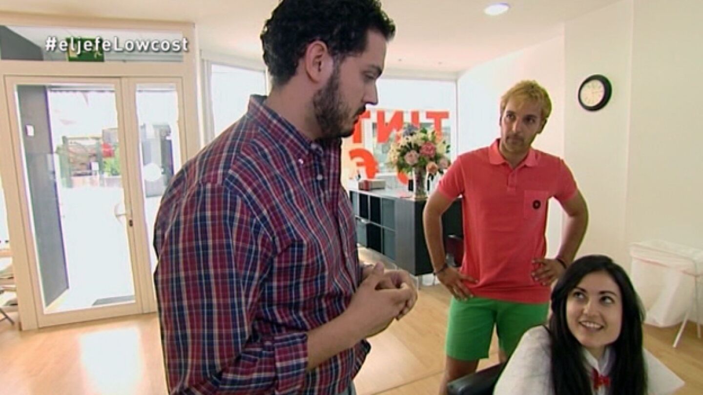 Jorge, uno de los franquiciados, habla con una clienta