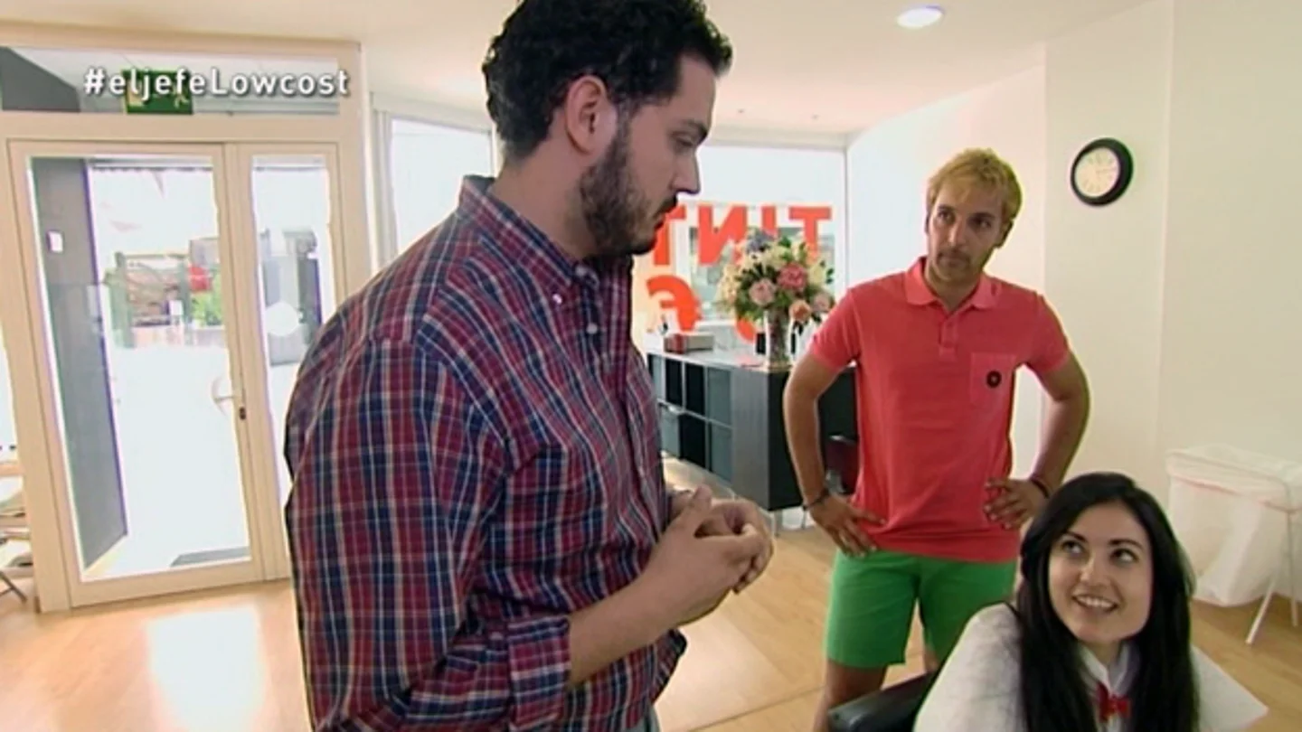 Jorge, uno de los franquiciados, habla con una clienta Jorge, uno de los franquiciados, habla con una clienta