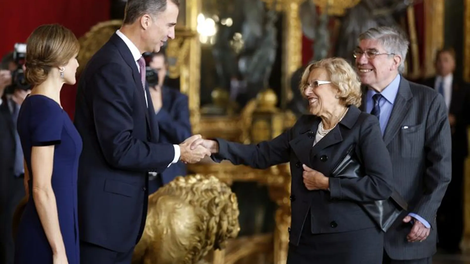 Manuela Carmena es recibida por el rey en el Palacio Real