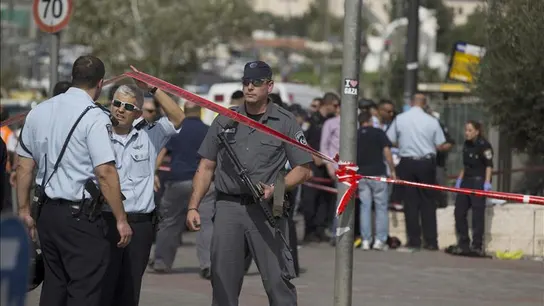 La policía acordona el lugar del apuñalamiento de un israelí La policía acordona el lugar del apuñalamiento de un israelí
