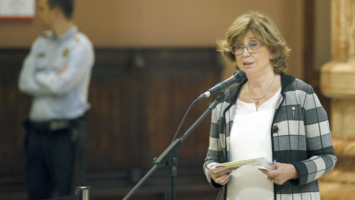  La consellera de Educaci&oacute;n de la Generalitat, Irene Rigau, atiende a los medios de comunicaci&oacute;n