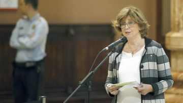  La consellera de Educación de la Generalitat, Irene Rigau, atiende a los medios de comunicación