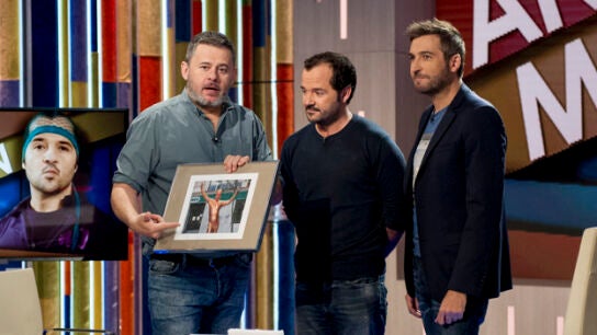 &Aacute;ngel Mart&iacute;n le hace un regalo a Miki Nadal