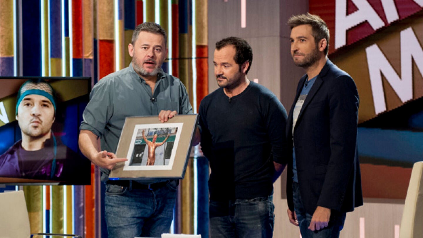 &Aacute;ngel Mart&iacute;n le hace un regalo a Miki Nadal