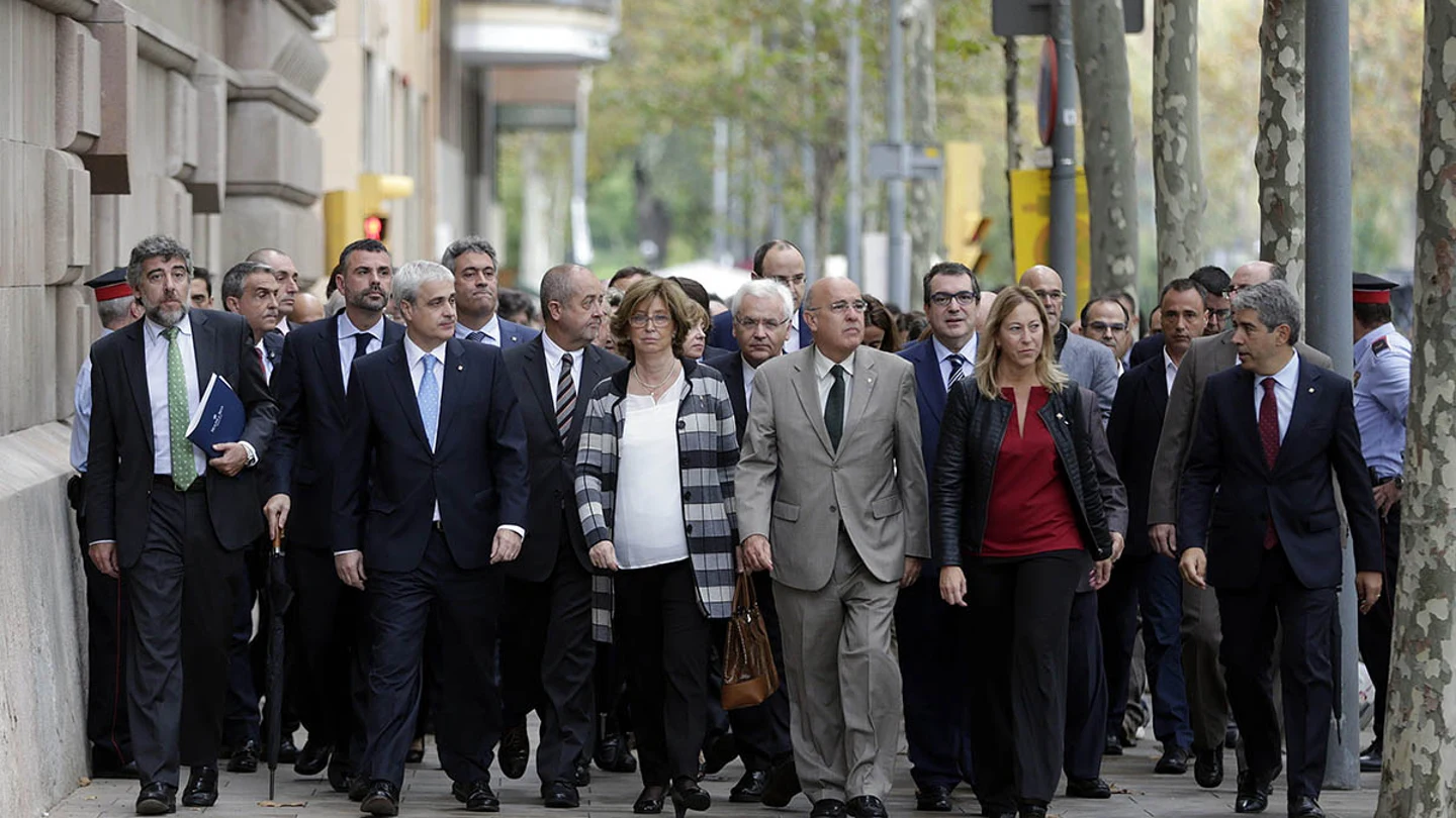 Miembros del Govern, Junts Pel Sí y la CUP acompañan a Rigau Miembros del Govern, Junts Pel Sí y la CUP acompañan a Rigau