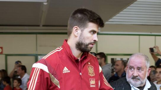 Gerard Piqu&eacute;, en el aeropuerto