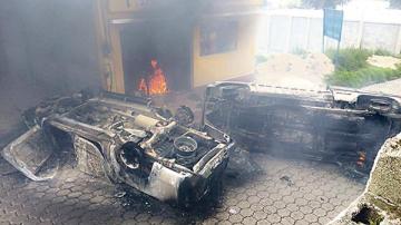 Casa y vehículos del alcalde quemados