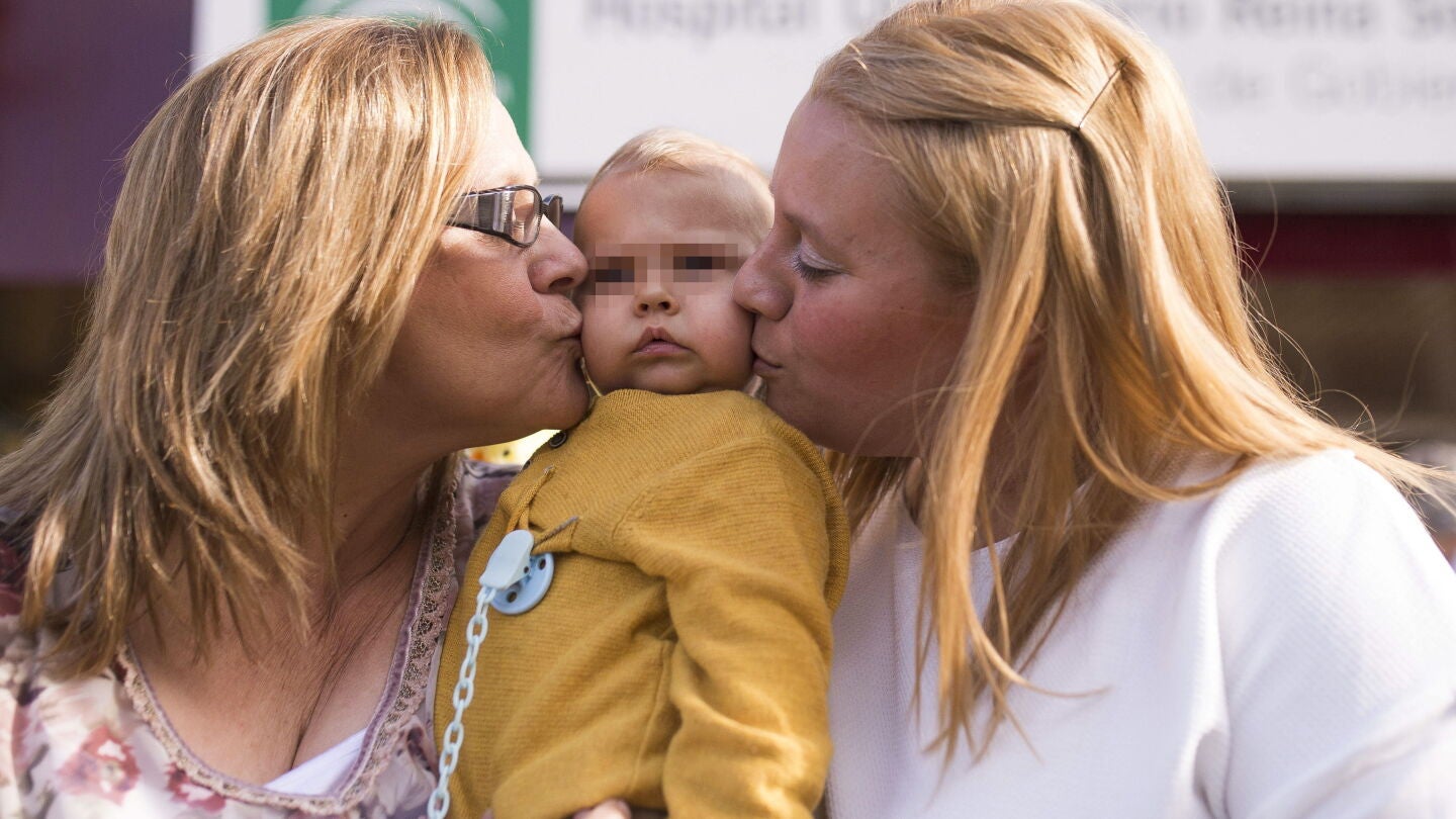 Abuela e hija celebran la recuperaci&oacute;n del beb&eacute;