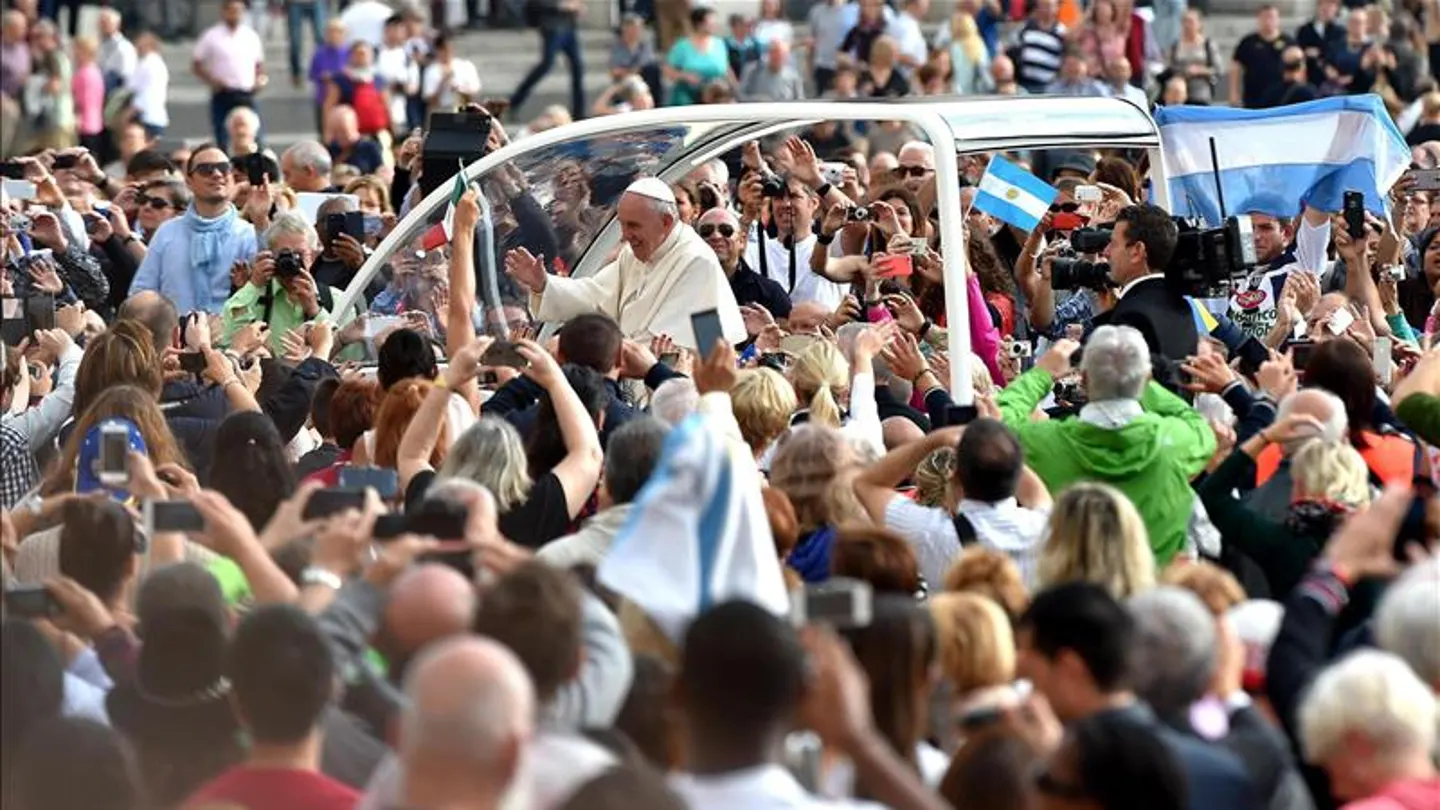 El papa Francisco saluda a los fieles a su llegada a la audiencia general en la Plaza de San Pedro El papa Francisco saluda a los fieles a su llegada a la audiencia general en la Plaza de San Pedro