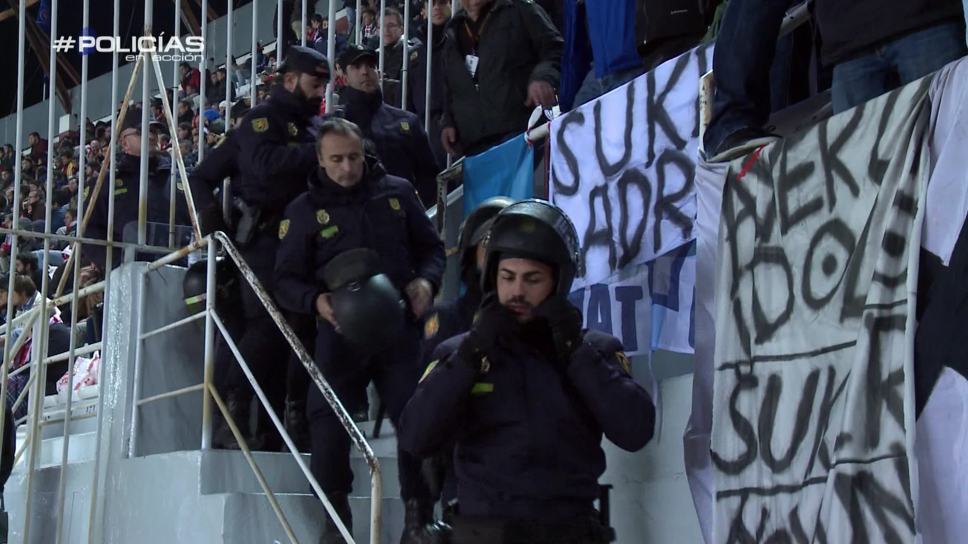 Dentro del estadio de fútbol, la Policía controla toda la seguridad con cámaras