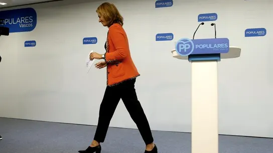 Arantza Quiroga abandona el atril tras una rueda de prensa Arantza Quiroga abandona el atril tras una rueda de prensa