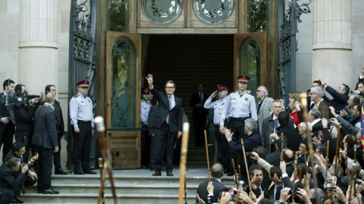 Artur Mas saluda desde la puerta del TSJC