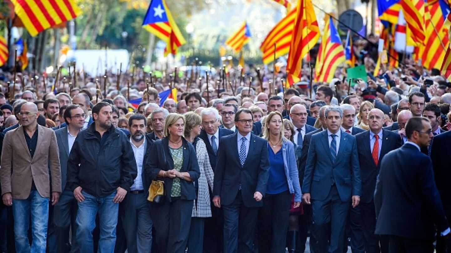 Artur Mas, acompa&ntilde;ado por miles de personas a su llegada al TSJC