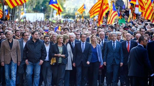 Artur Mas, acompañado por miles de personas a su llegada al TSJC