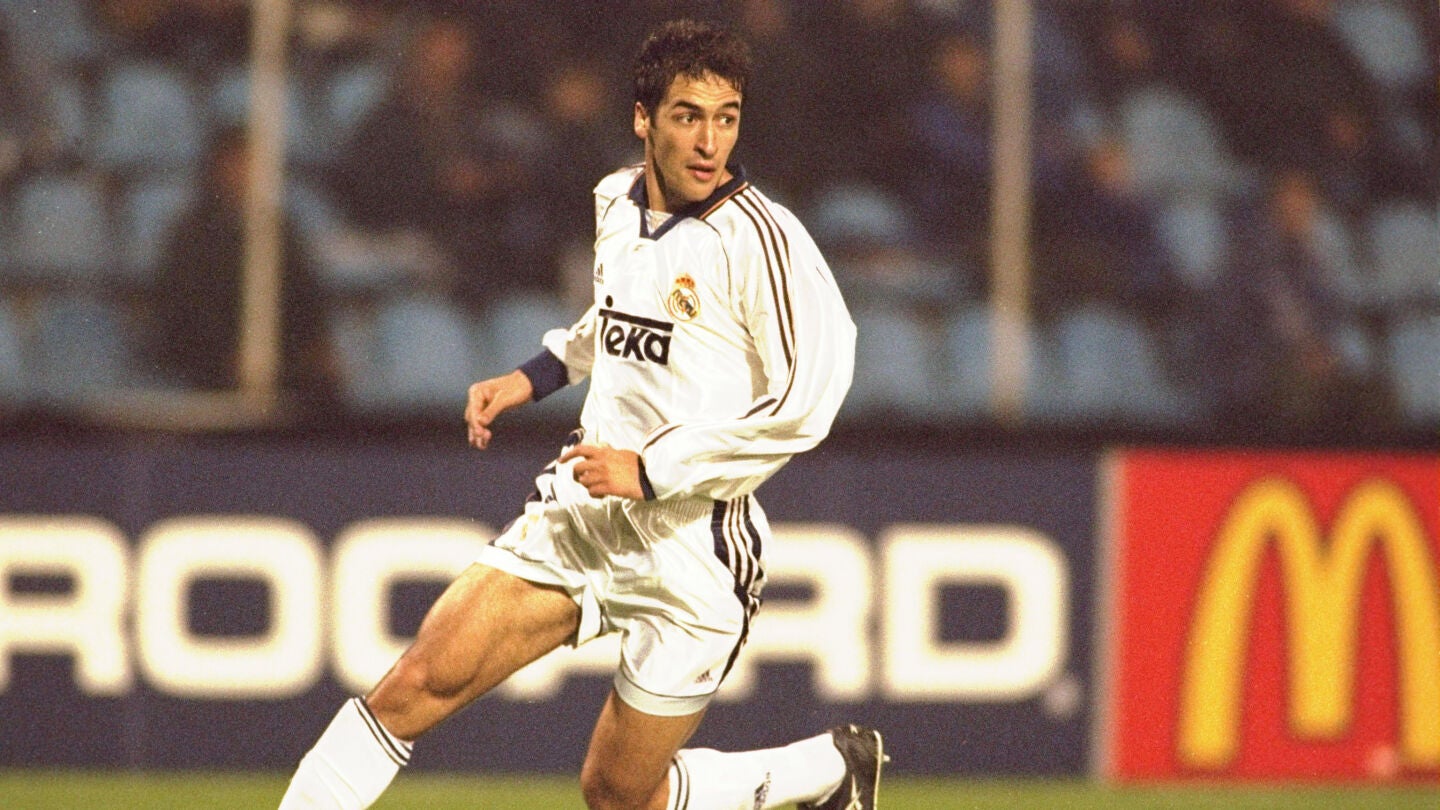 Ra&uacute;l Gonz&aacute;lez, durante un partido de Champions con el Real Madrid, en 1999