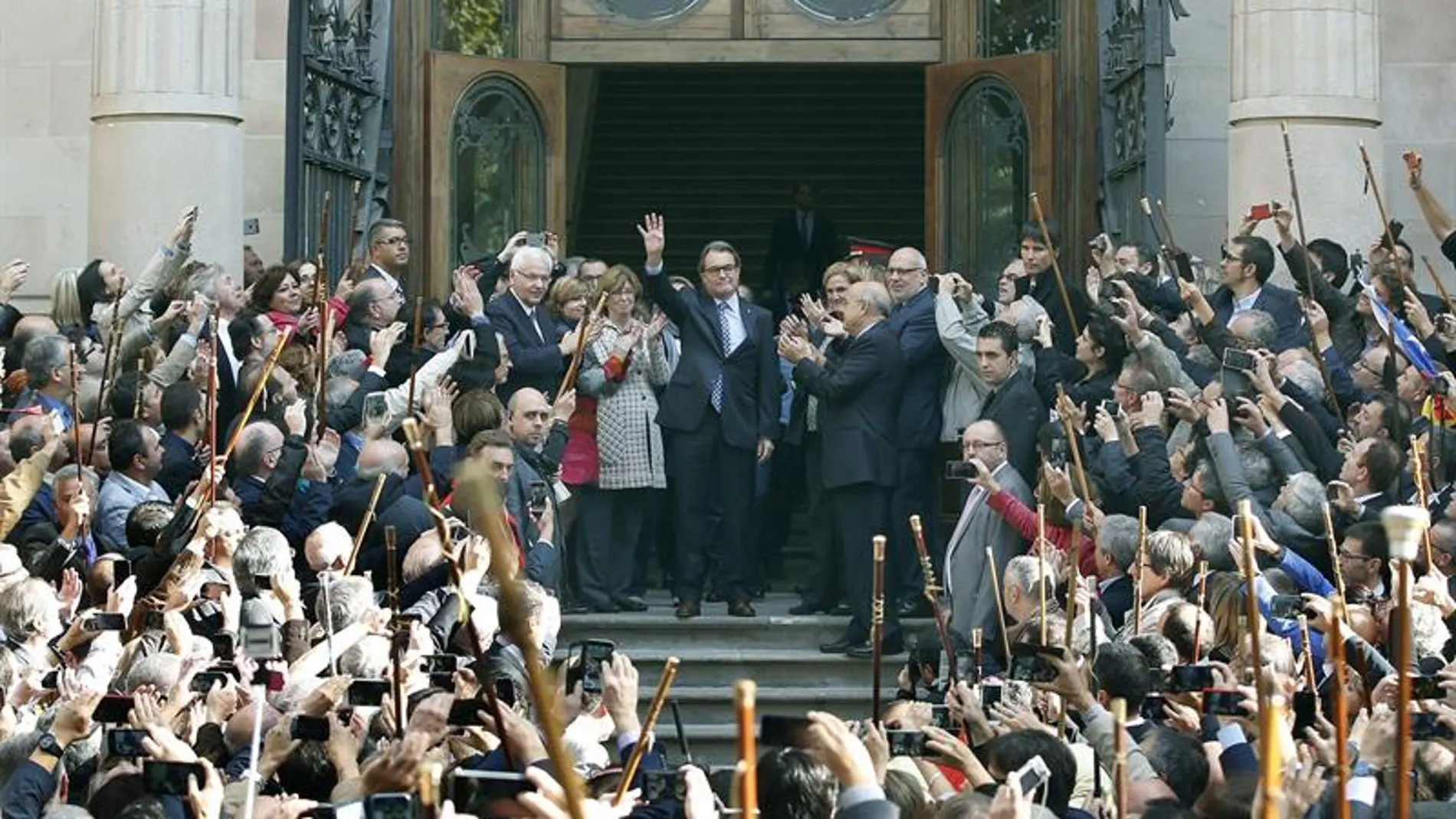 Artur Mas saluda a la salida de su declaración del Palacio de Justicia