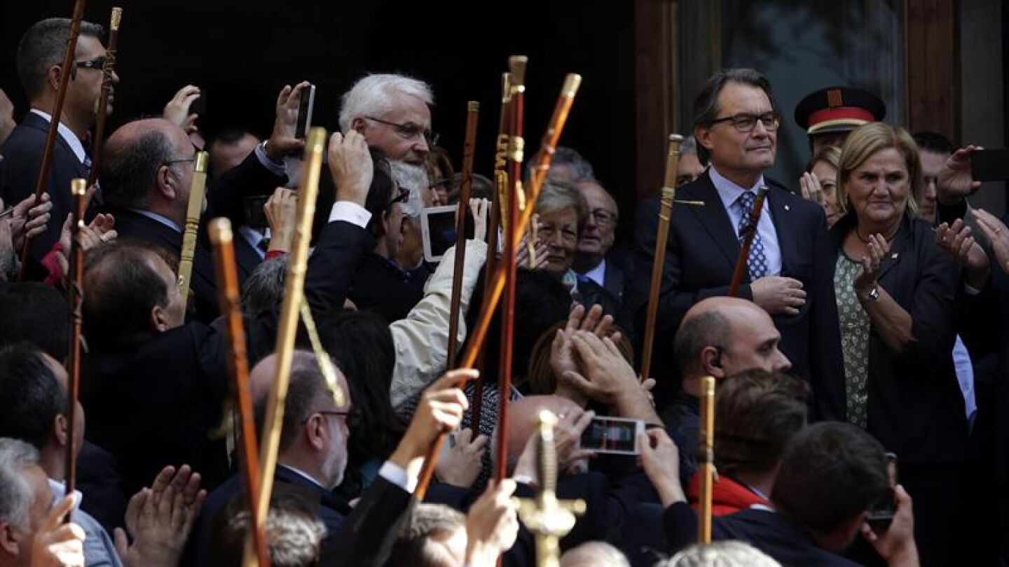 Los alcaldes muestran el bast&oacute;n de mando a Artur Mas que sale del TSJC