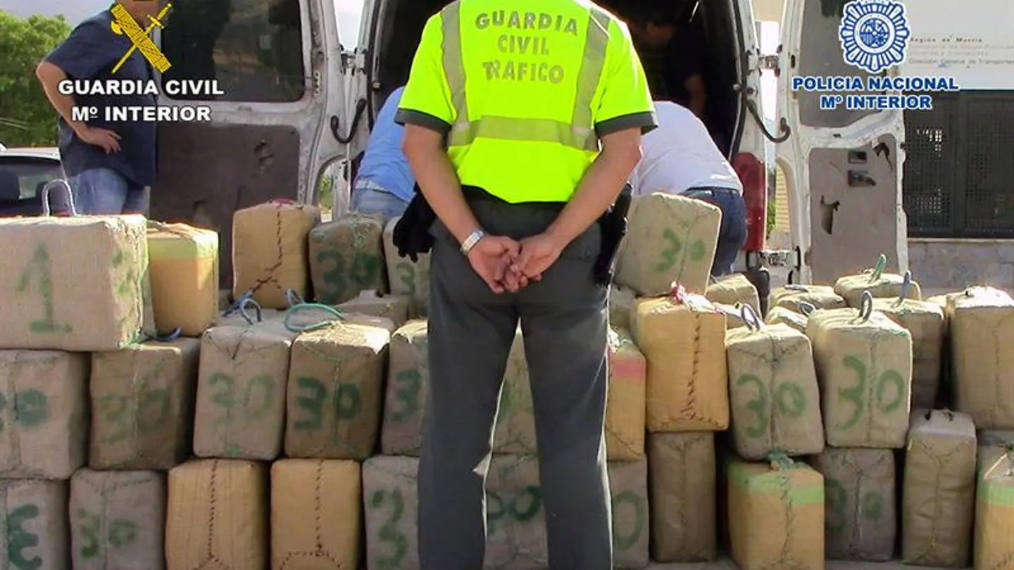 Un guardia civil, frente a fardos de hachís intervenidos Un guardia civil, frente a fardos de hachís intervenidos