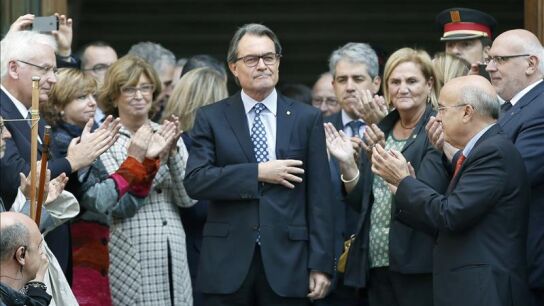 El presidente de la Generalitat, Artur Mas, saluda a los cientos de personas que se han congregado en el TSJC