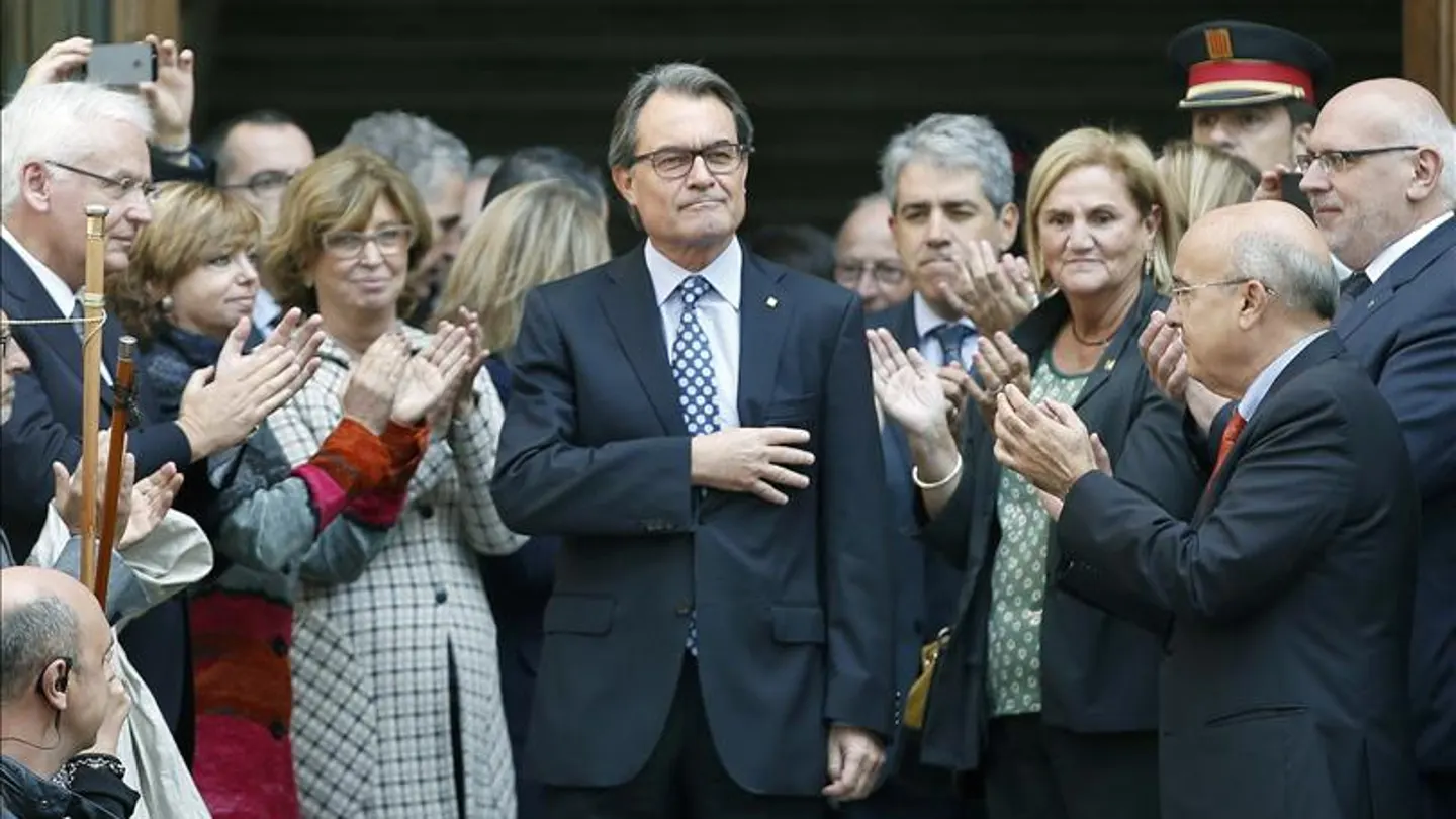 El presidente de la Generalitat, Artur Mas, saluda a los cientos de personas que se han congregado en el TSJC El presidente de la Generalitat, Artur Mas, saluda a los cientos de personas que se han congregado en el TSJC